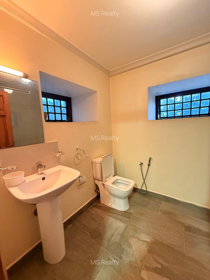 7 Bed House with En Suite in Runda - 17