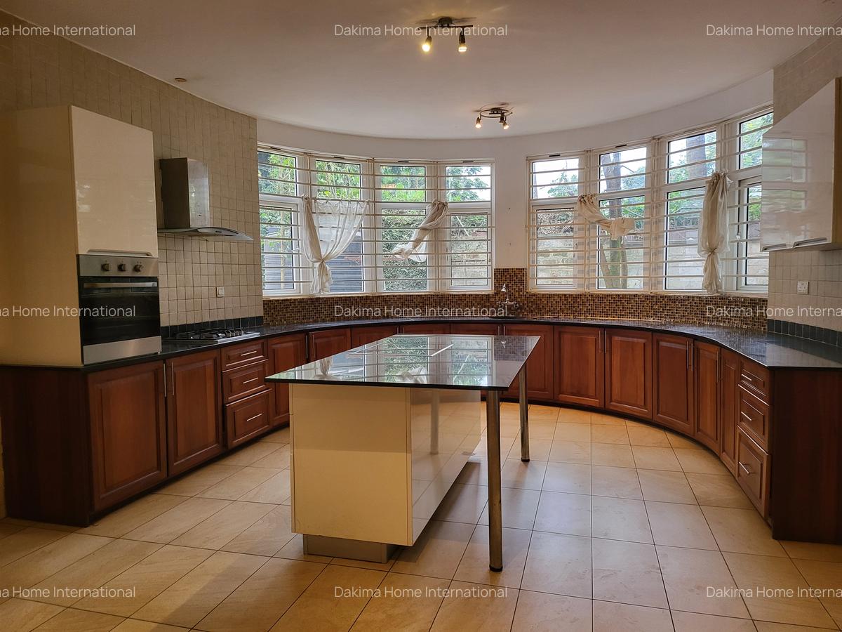 5 Bed Townhouse with En Suite in Rosslyn - 4