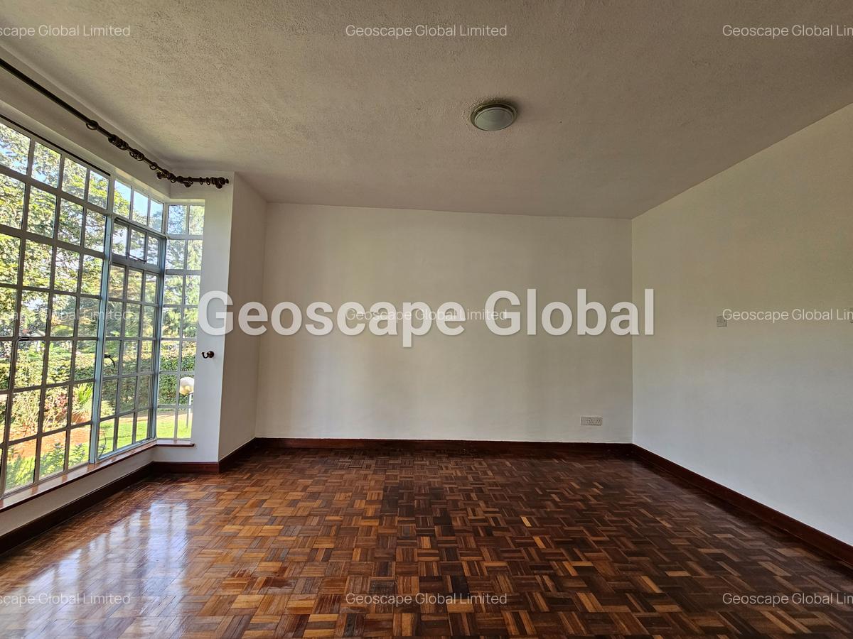 4 Bed House with En Suite in Rosslyn - 15