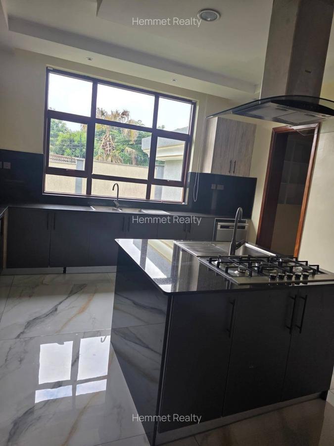 4 Bed House with En Suite in Rosslyn - 5