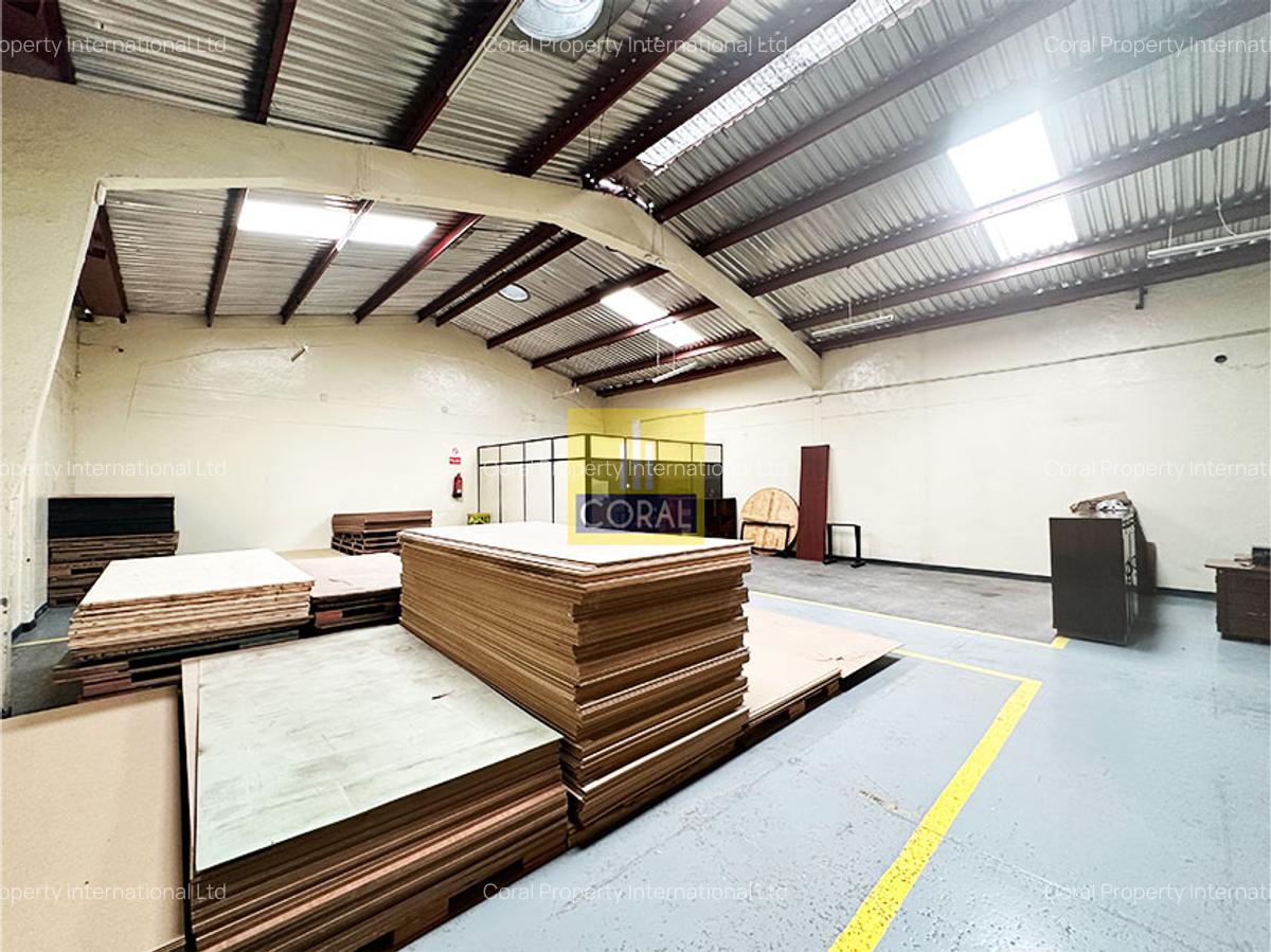 7,500 ft² Warehouse with Parking in Industrial Area - 1