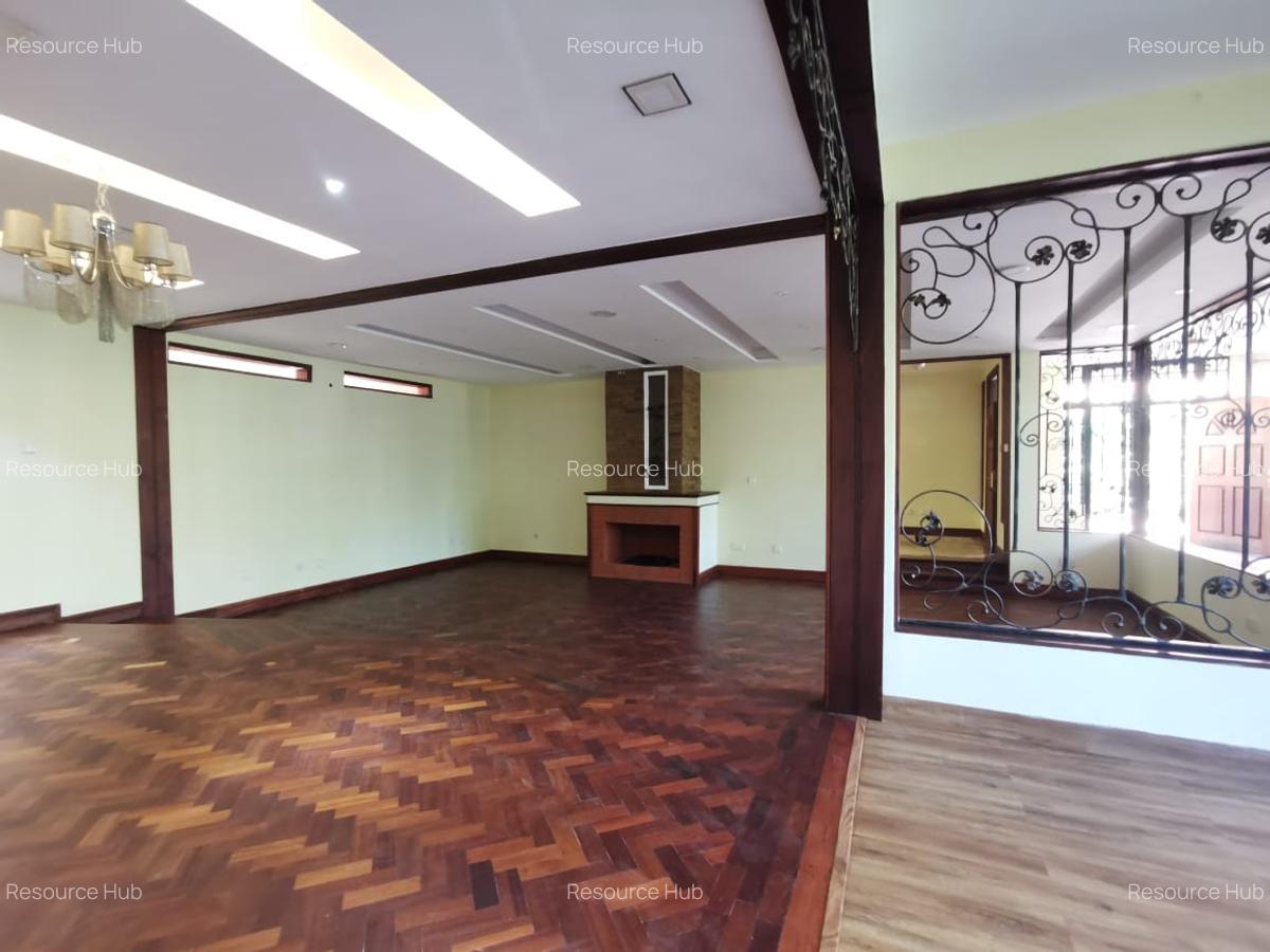 4 Bed House with En Suite at Mountain View - 4