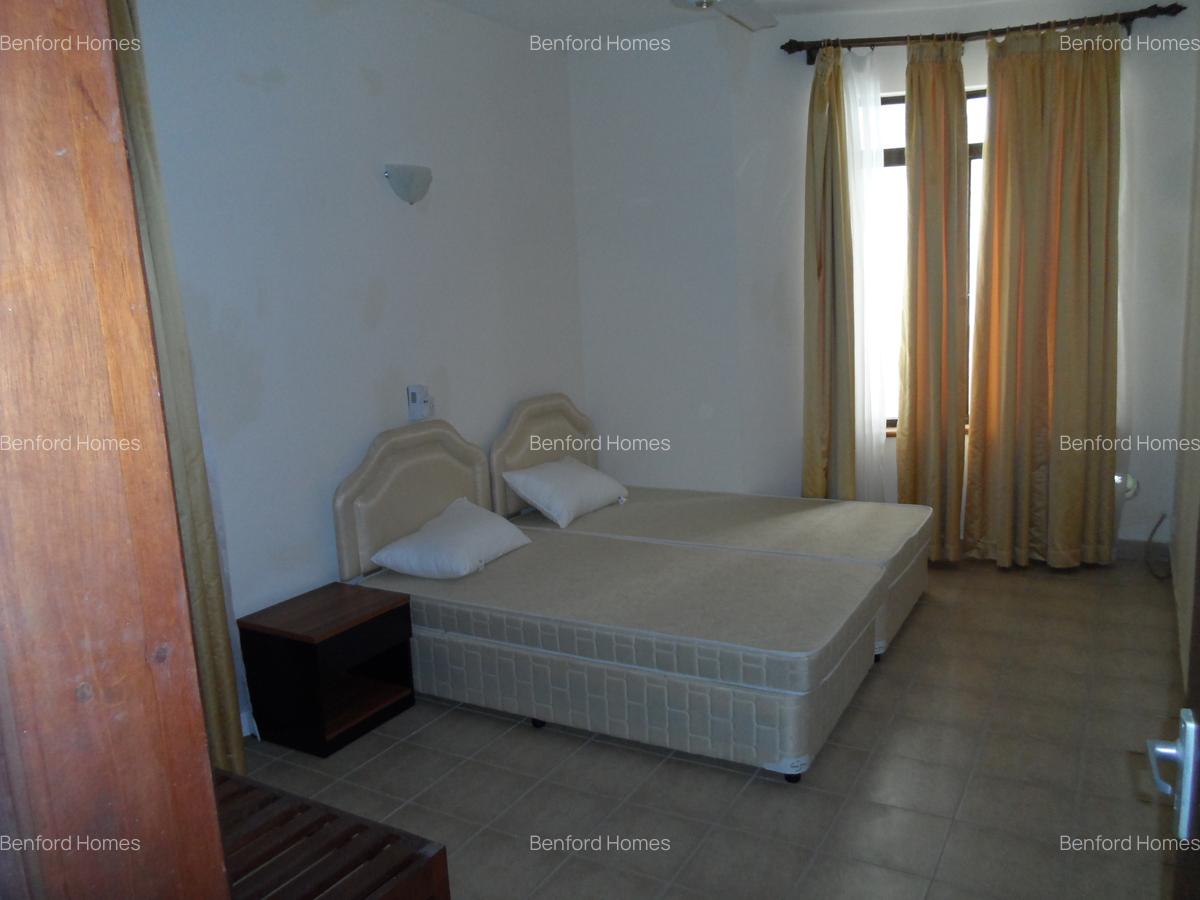 Serviced 3 Bed Apartment with En Suite at Links - 20