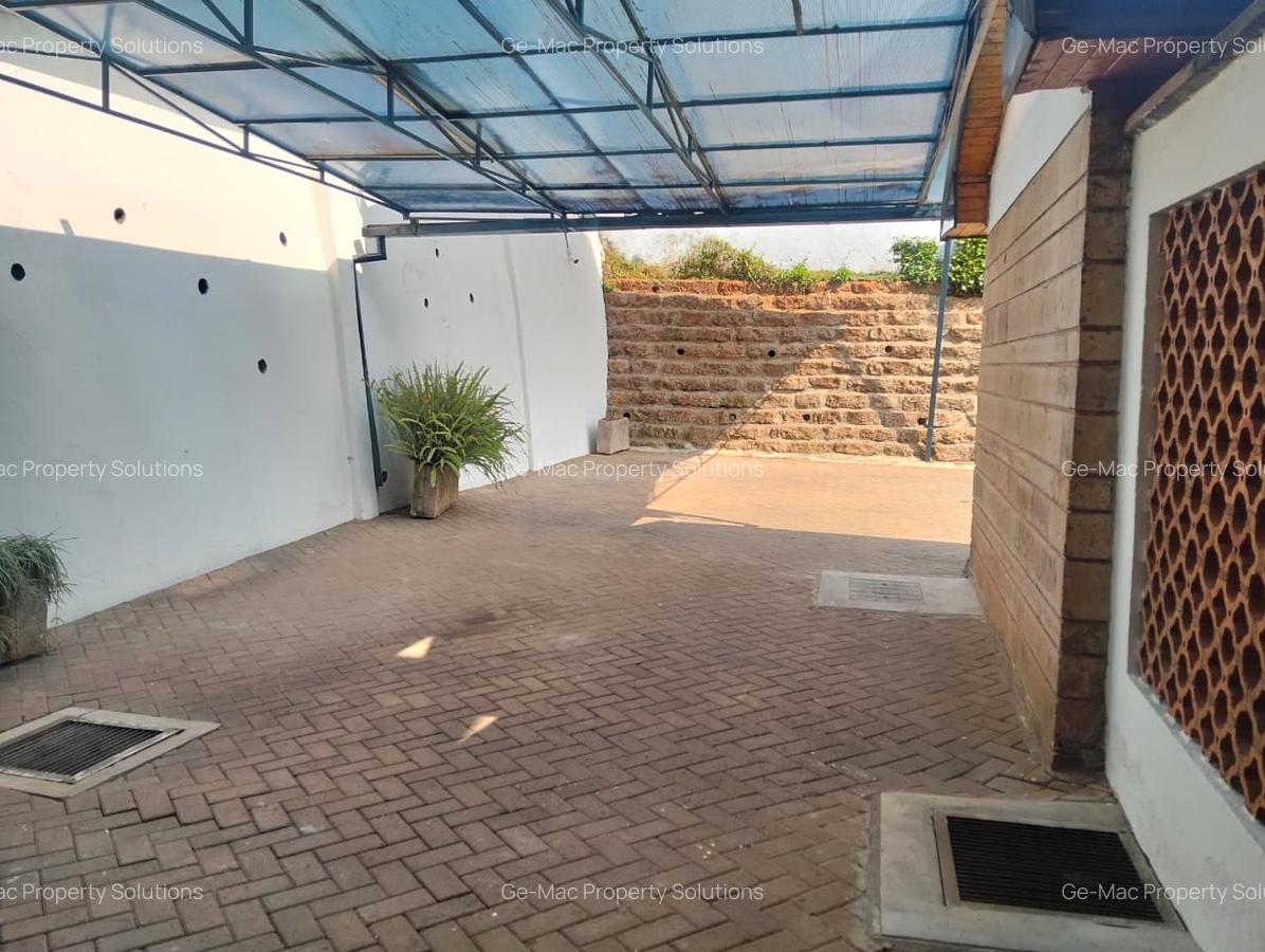 5 Bed House with En Suite in Lavington - 12
