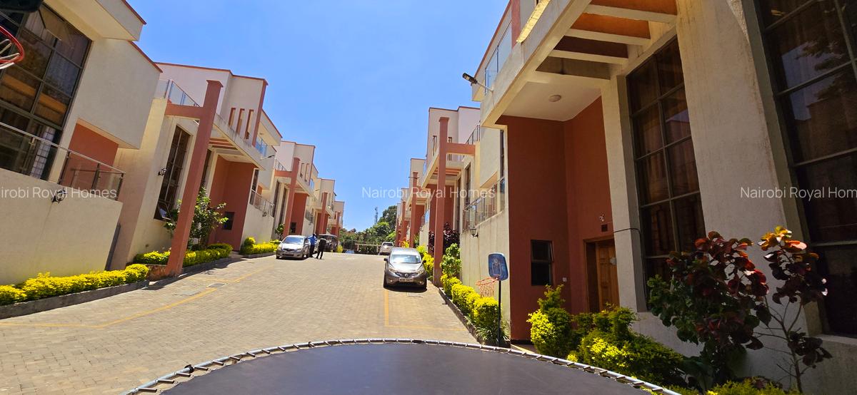 5 Bed Townhouse with En Suite at Lavington Road - 1