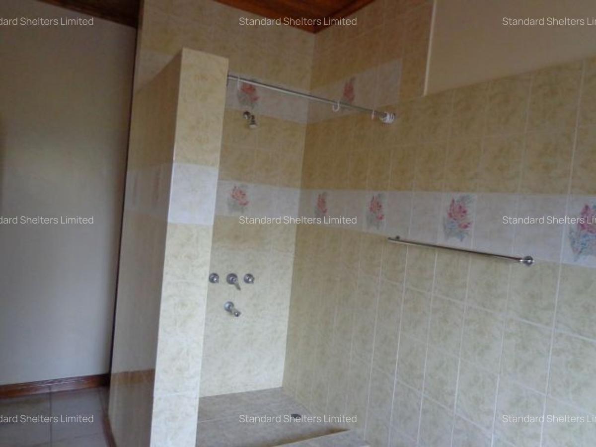 6 Bed House with En Suite in Nyari - 15