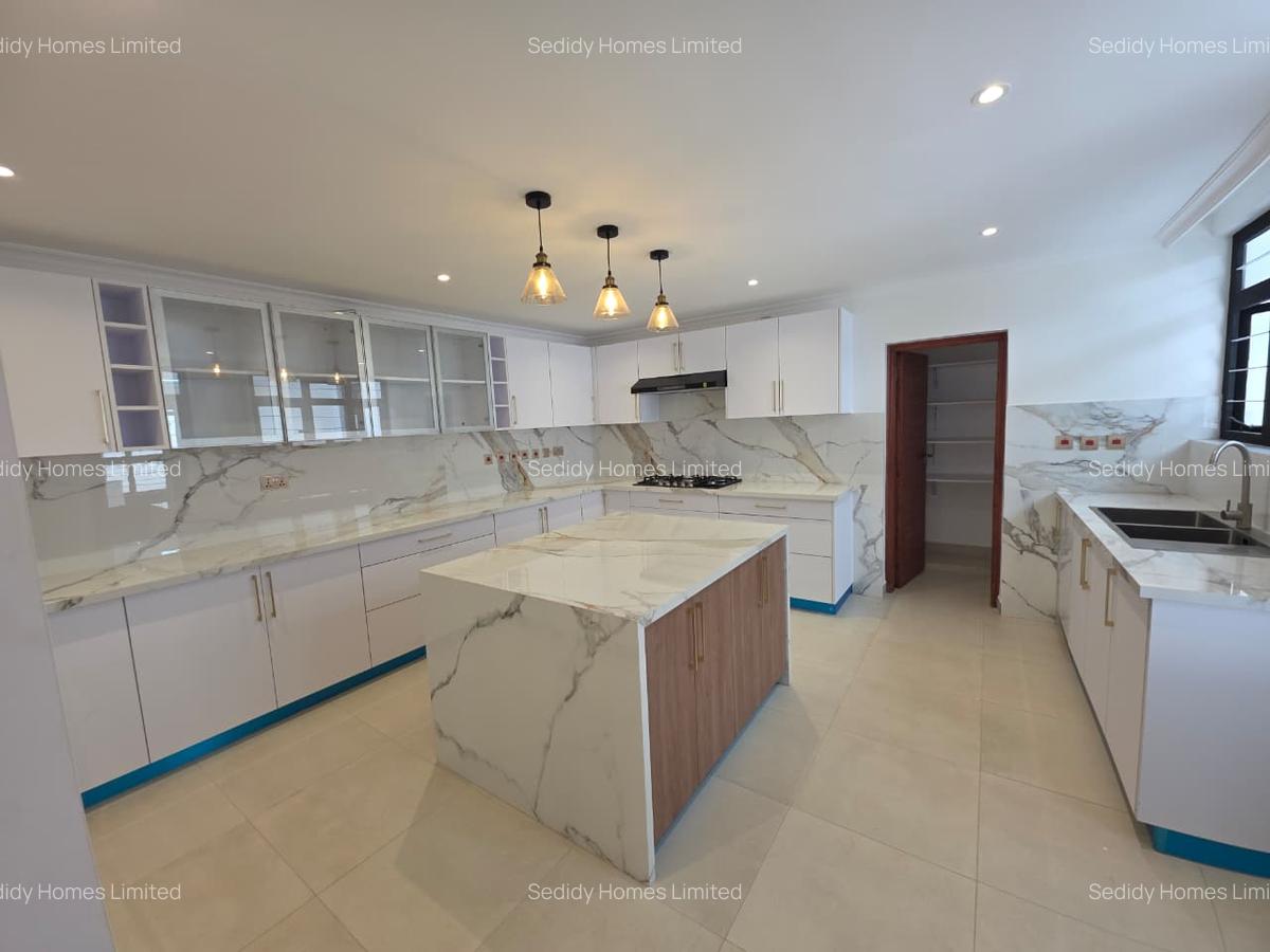6 Bed House with En Suite in Runda - 4