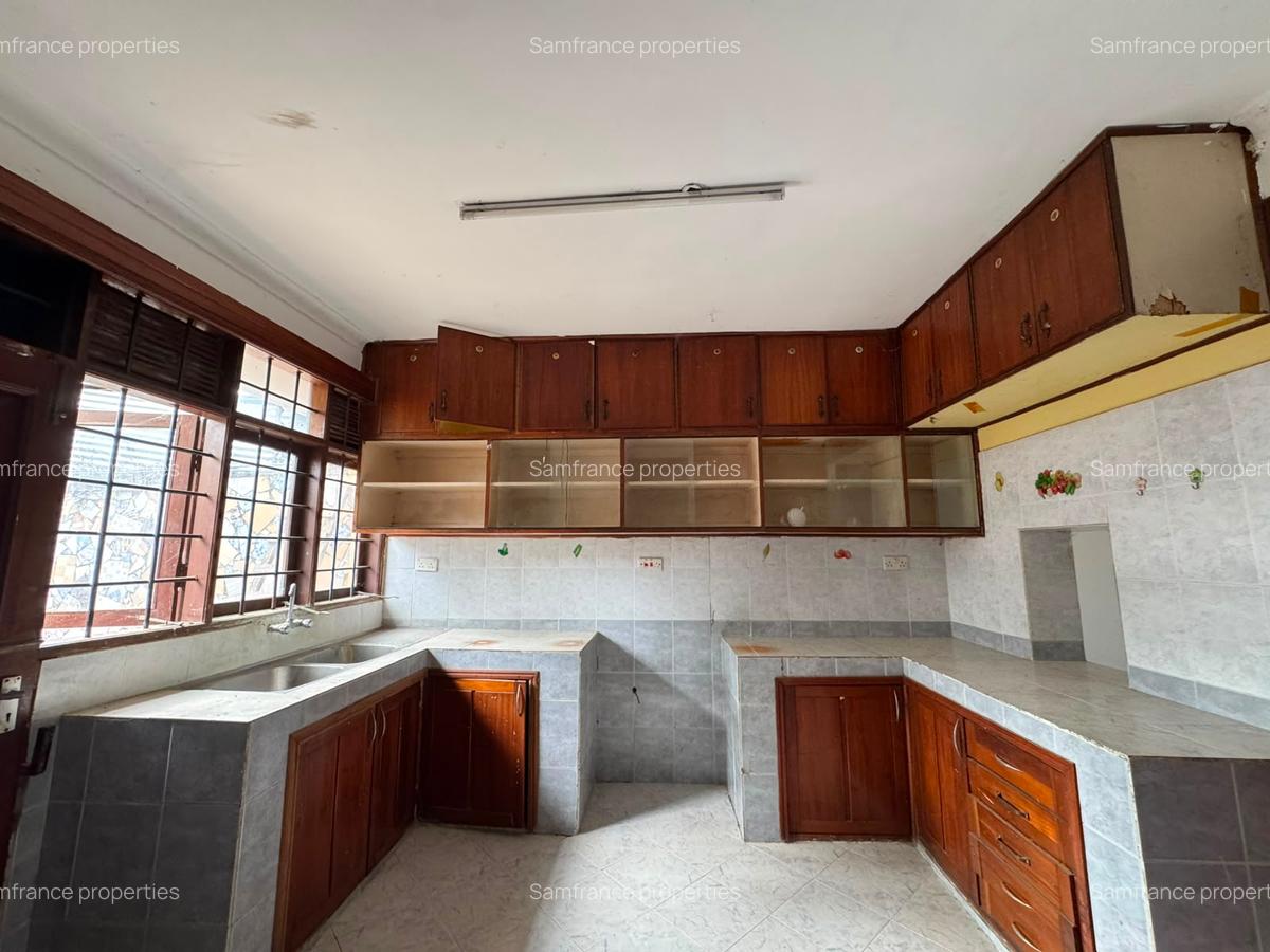 5 Bed House with En Suite at Bombolulu - 2