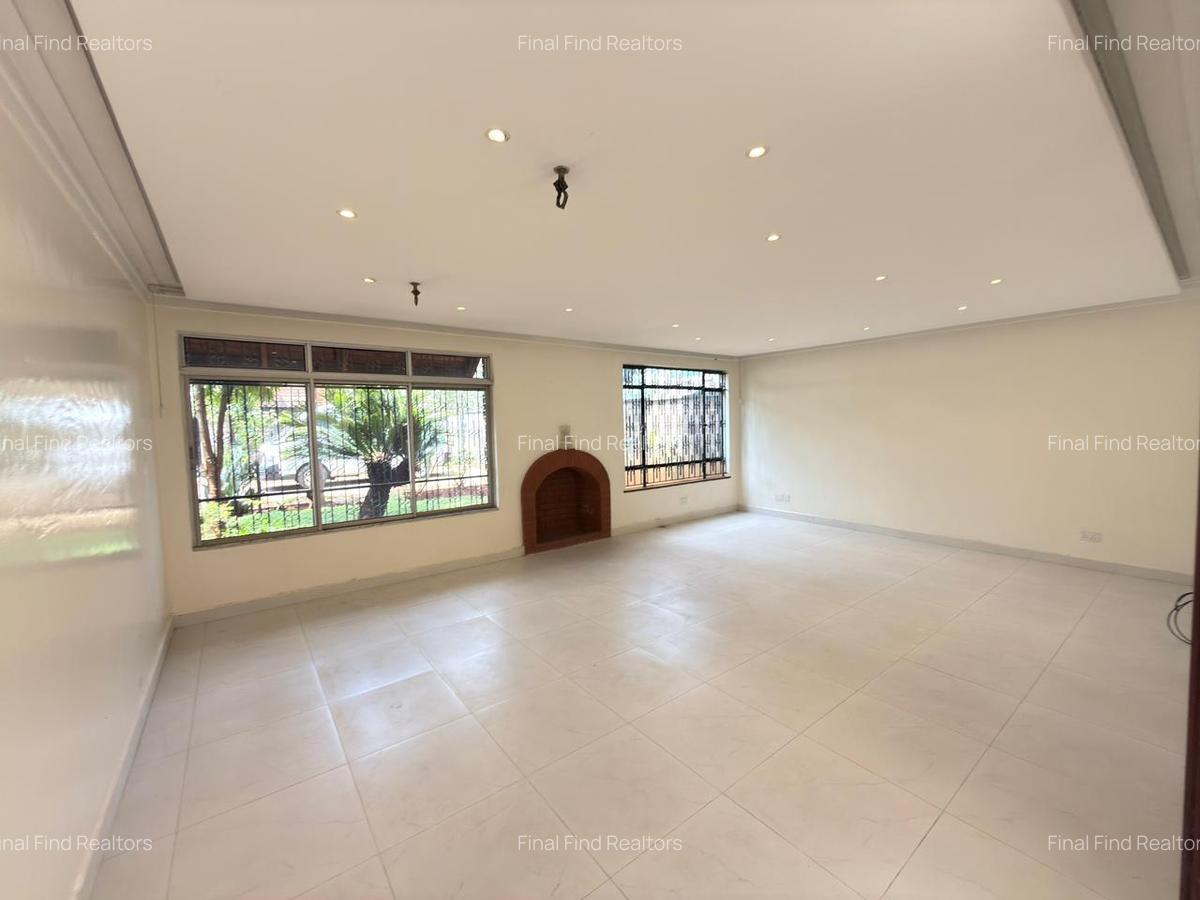 5 Bed Townhouse with En Suite in Brookside - 12