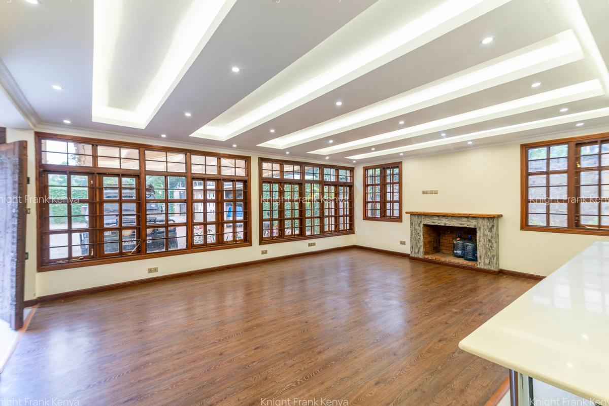 5 Bed House with En Suite in Ridgeways - 13