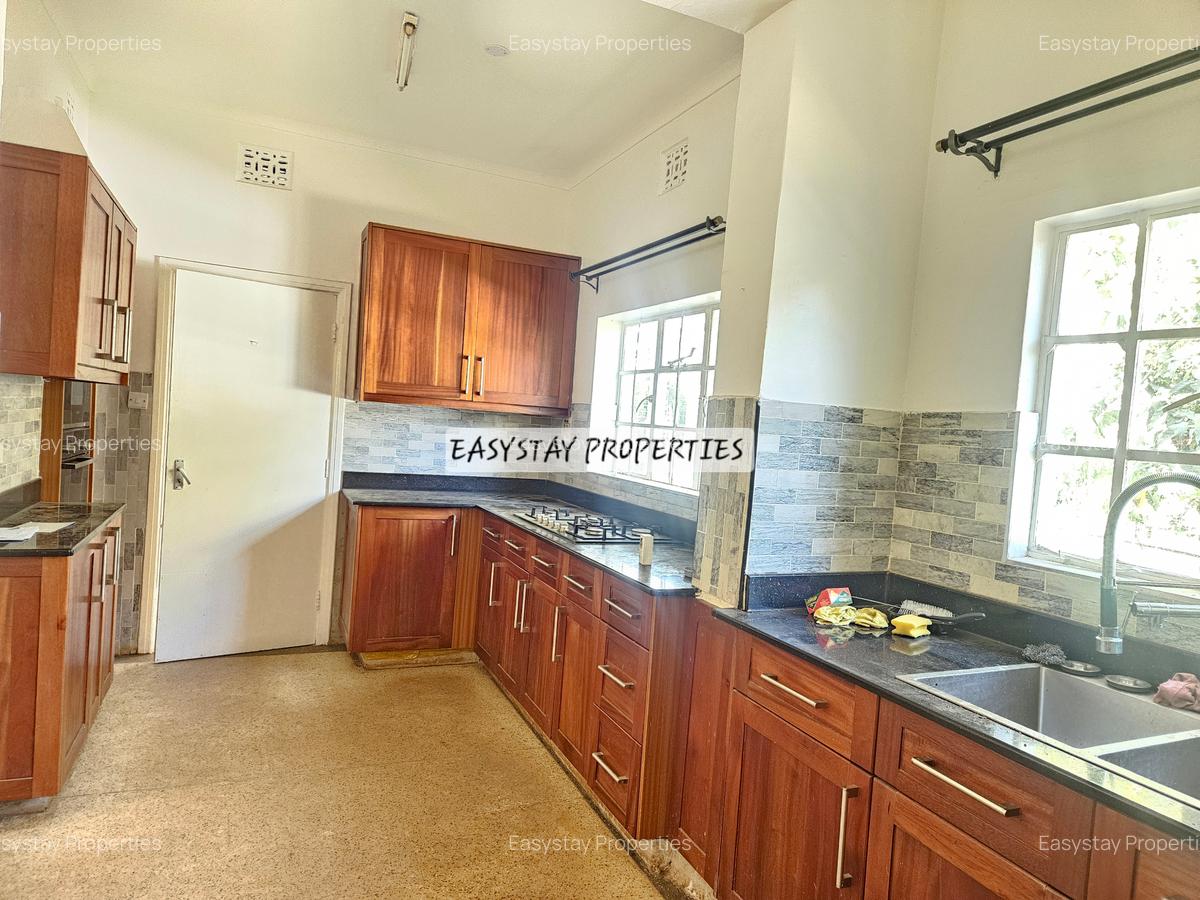 4 Bed House with En Suite in Lavington - 2