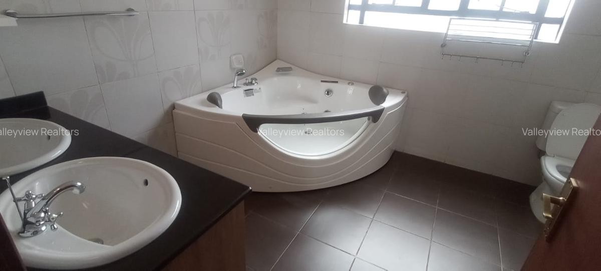 4 Bed Townhouse with En Suite at Lavington - 18