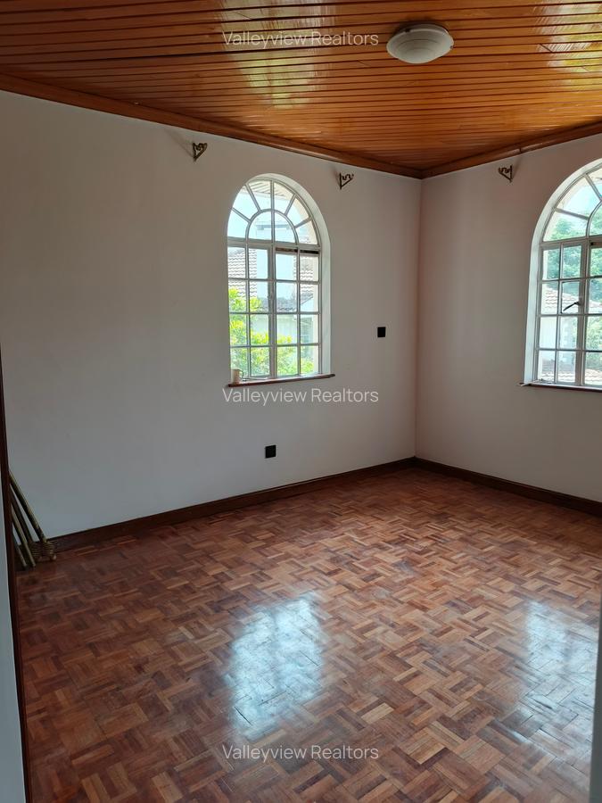 4 Bed Townhouse with En Suite at Lavington - 16
