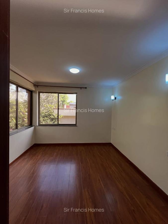 5 Bed Townhouse with En Suite at Lavington - 4