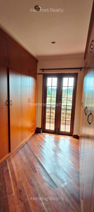 4 Bed House with En Suite in Ridgeways - 12