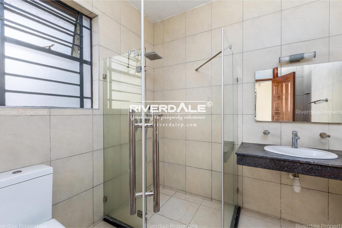 4 Bed Apartment with En Suite in Parklands - 11
