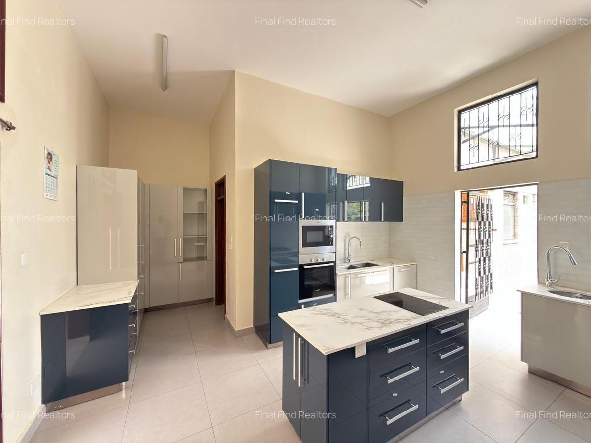 5 Bed Townhouse with En Suite in Brookside - 7