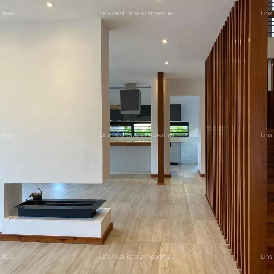 3 Bed House with En Suite in Rosslyn - 9