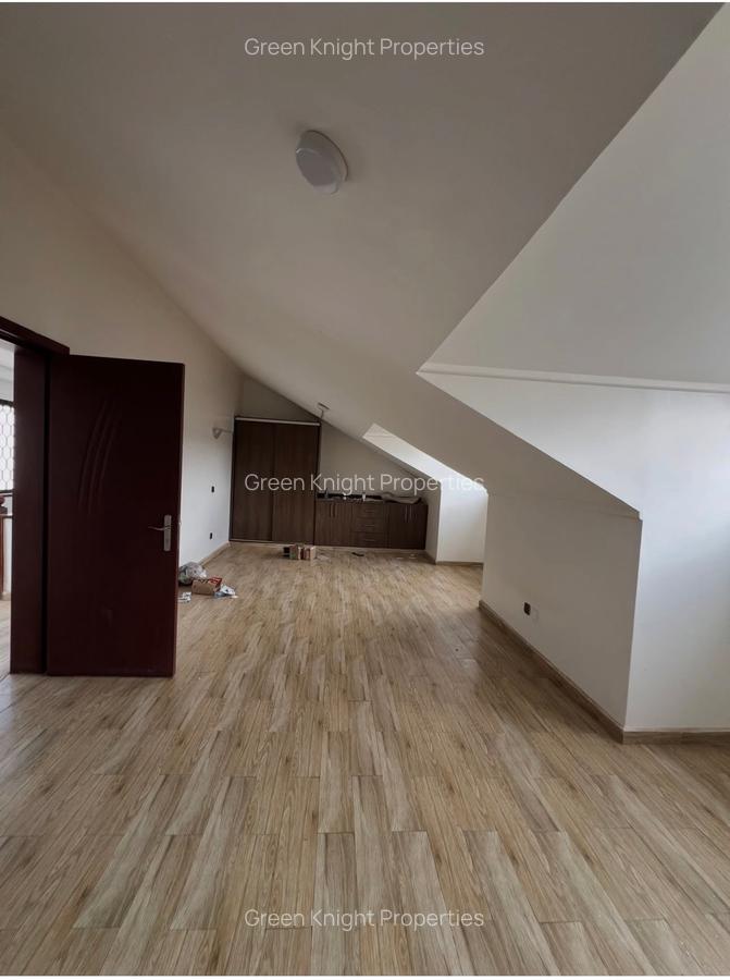 5 Bed Townhouse with En Suite in Lavington - 4