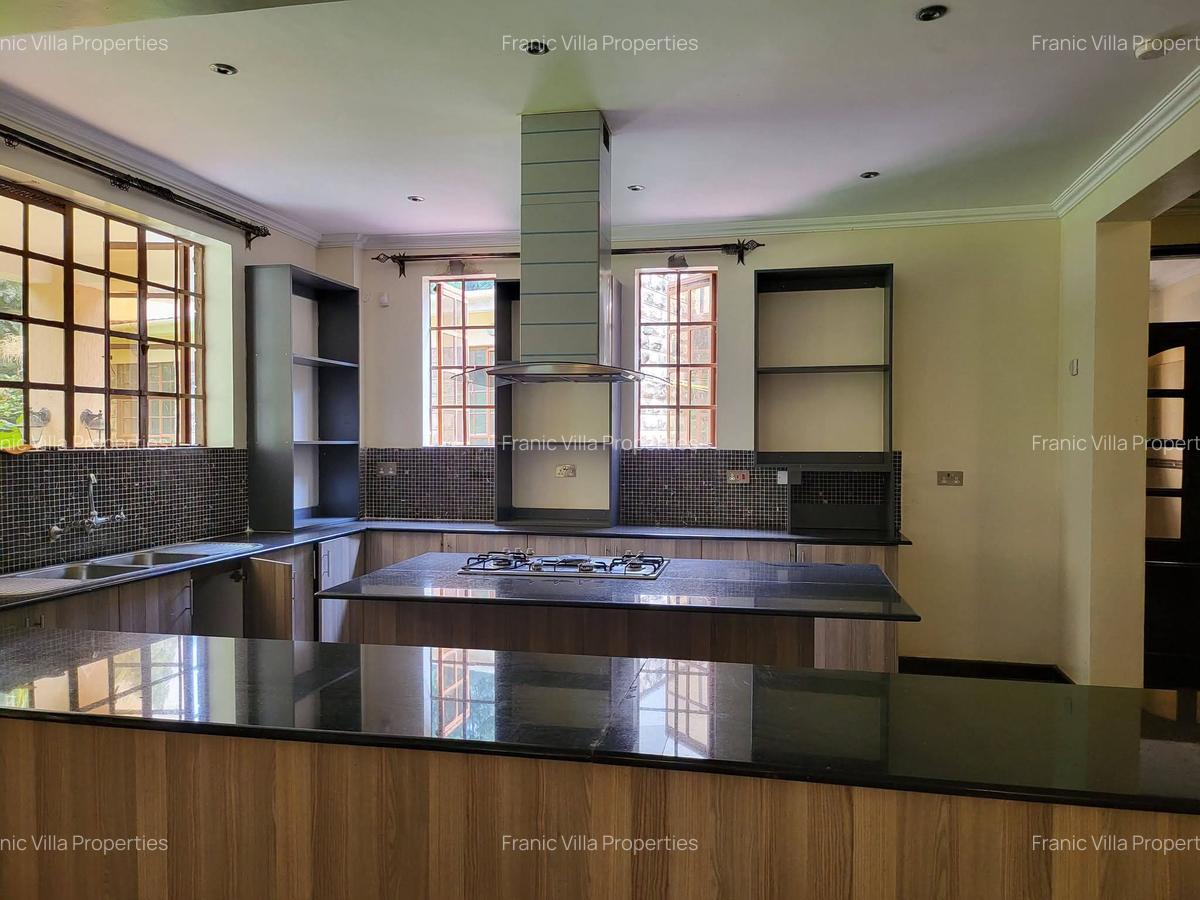 5 Bed Villa with En Suite at Lonetree - 5