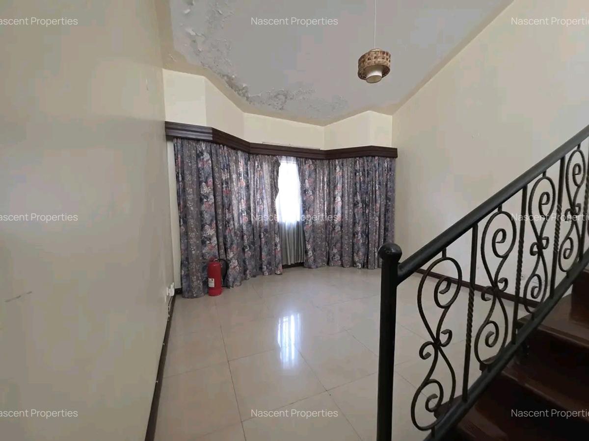 4 Bed House with En Suite at Grevillea - 14