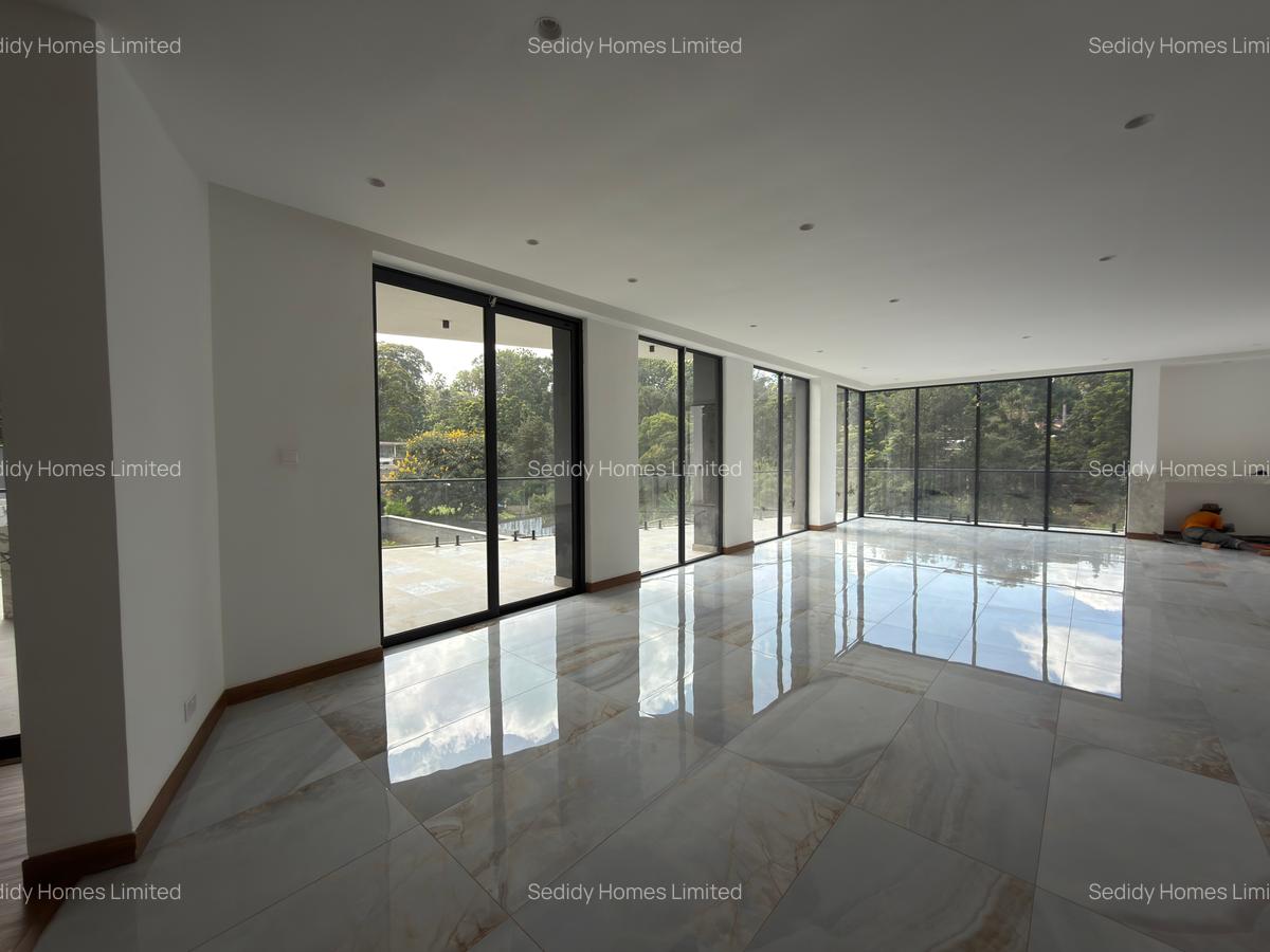 5 Bed Villa with En Suite in Nyari - 2