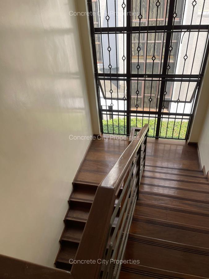 5 Bed Townhouse with Garden in Lavington - 8