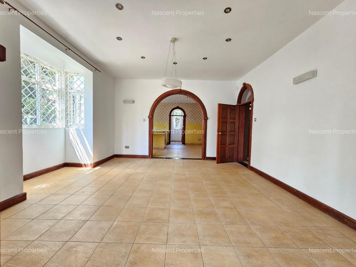 5 Bed House with En Suite in Rosslyn - 15