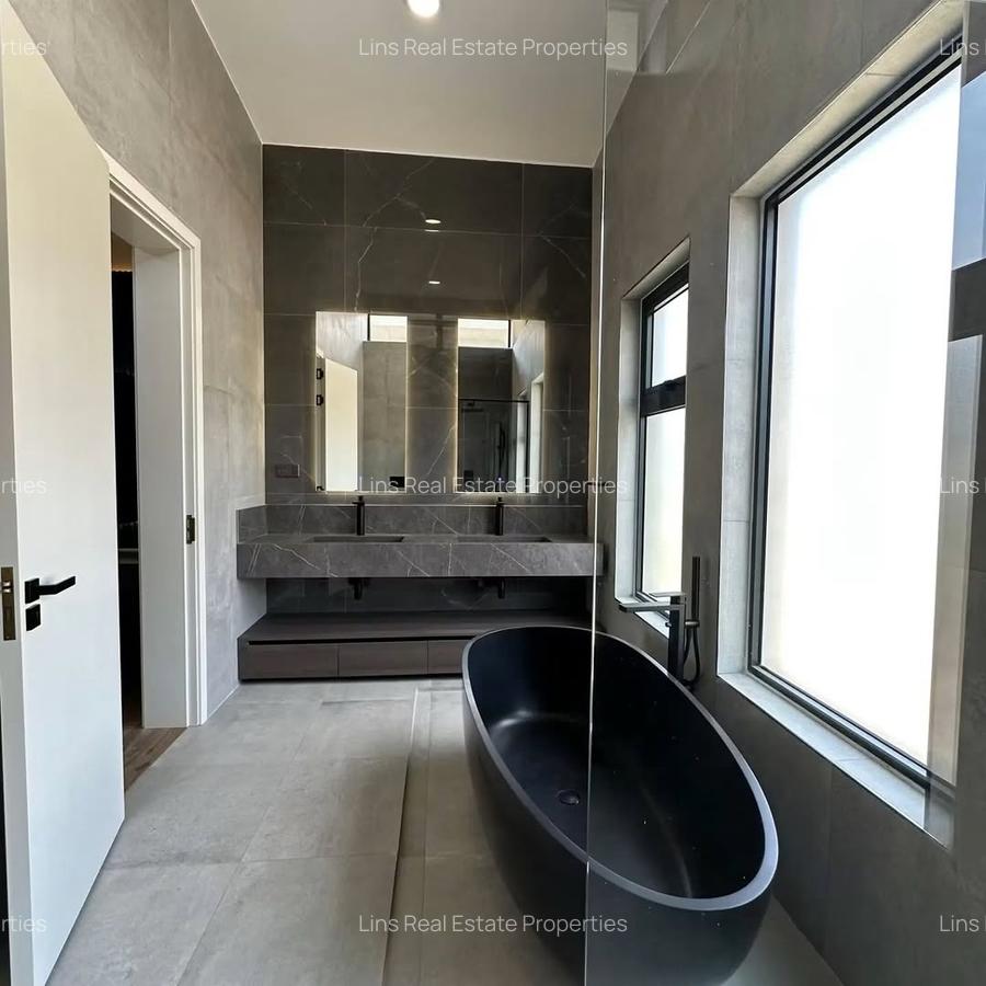 5 Bed Townhouse with En Suite in Runda - 11