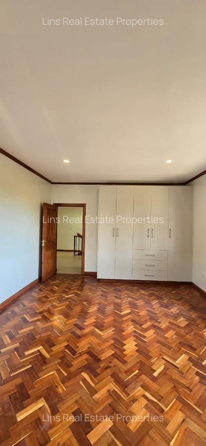 4 Bed House with En Suite in Lavington - 14