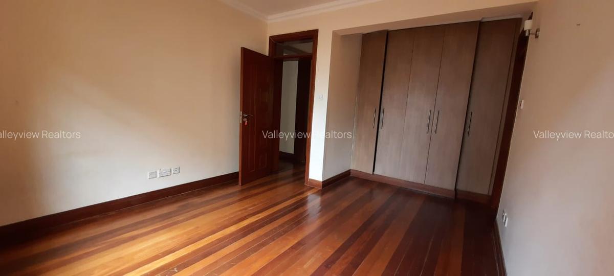 5 Bed Townhouse with En Suite at Lavington - 7