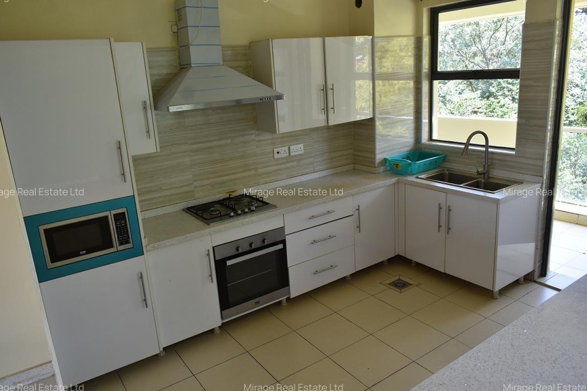 4 Bed Apartment with En Suite in Brookside - 17