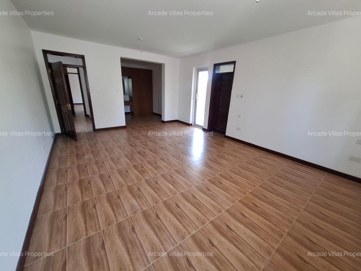 5 Bed House with En Suite in Lavington - 2