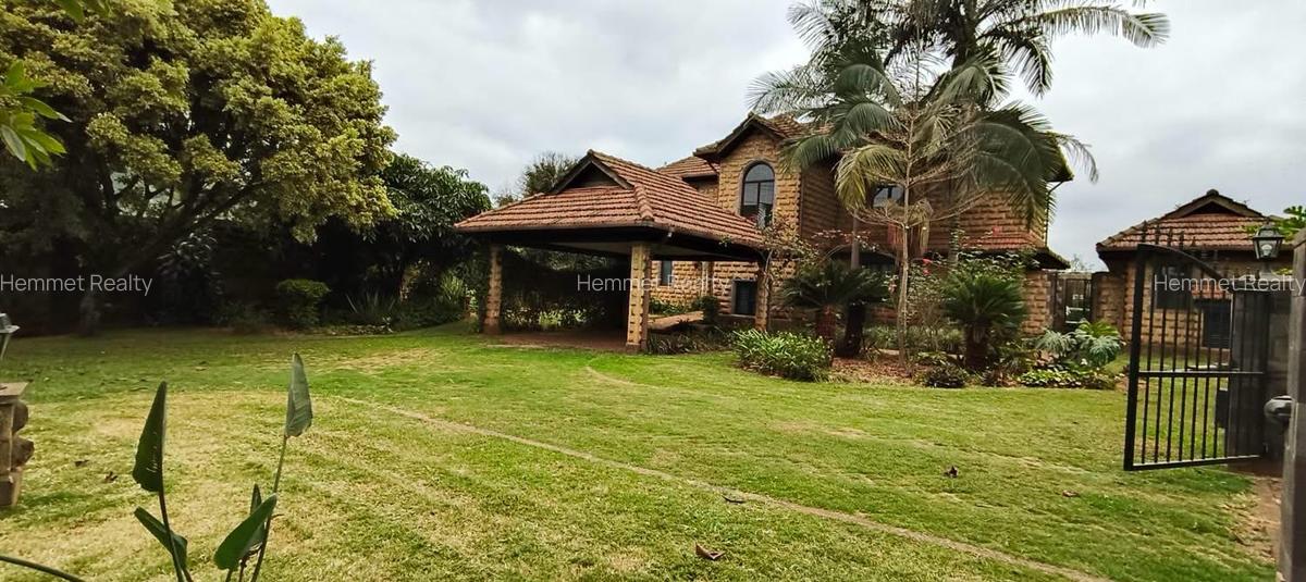 4 Bed House with En Suite in Ridgeways - 15