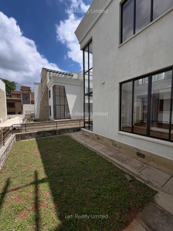 5 Bed Townhouse with En Suite in Lavington - 1