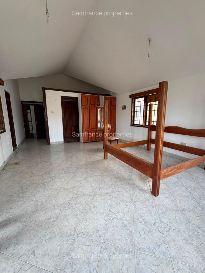5 Bed House with En Suite at Bombolulu - 3