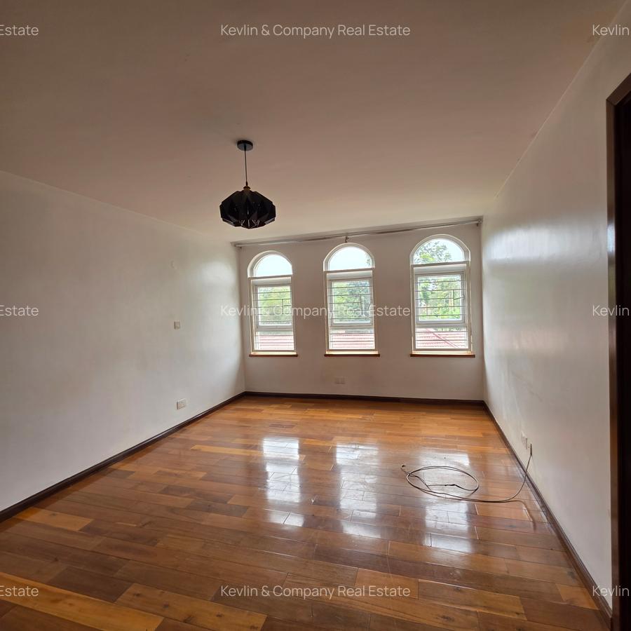5 Bed Townhouse with En Suite in Lavington - 18