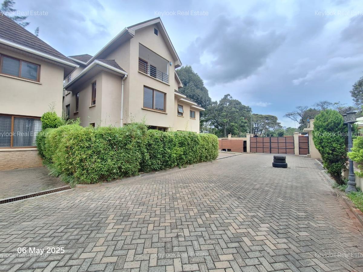 5 Bed Townhouse with En Suite at Lavington - 1