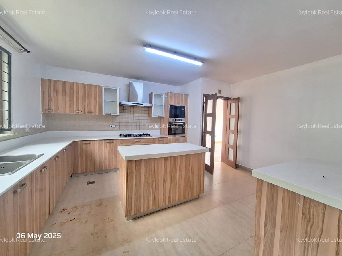 5 Bed Townhouse with En Suite at Lavington - 13