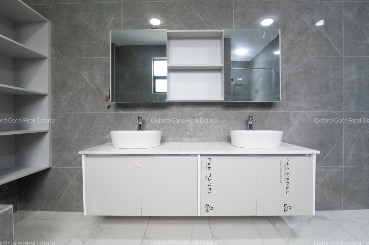 5 Bed Townhouse with En Suite at Lavington - 12