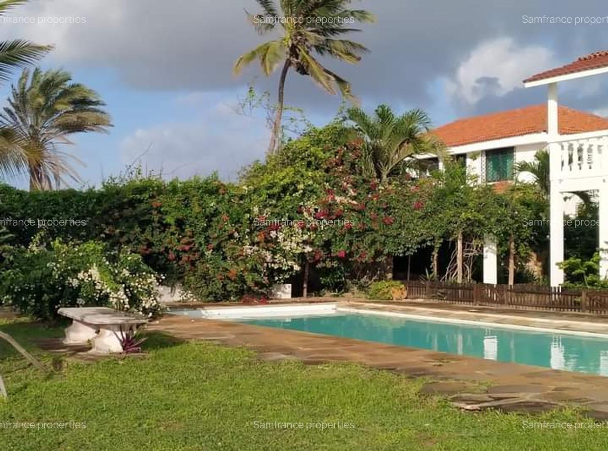 4 Bed Villa with En Suite at Bofa - 4