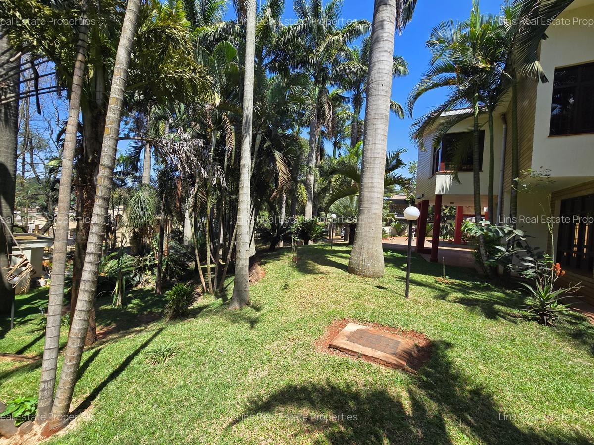 4 Bed House with En Suite in Hill View - 2