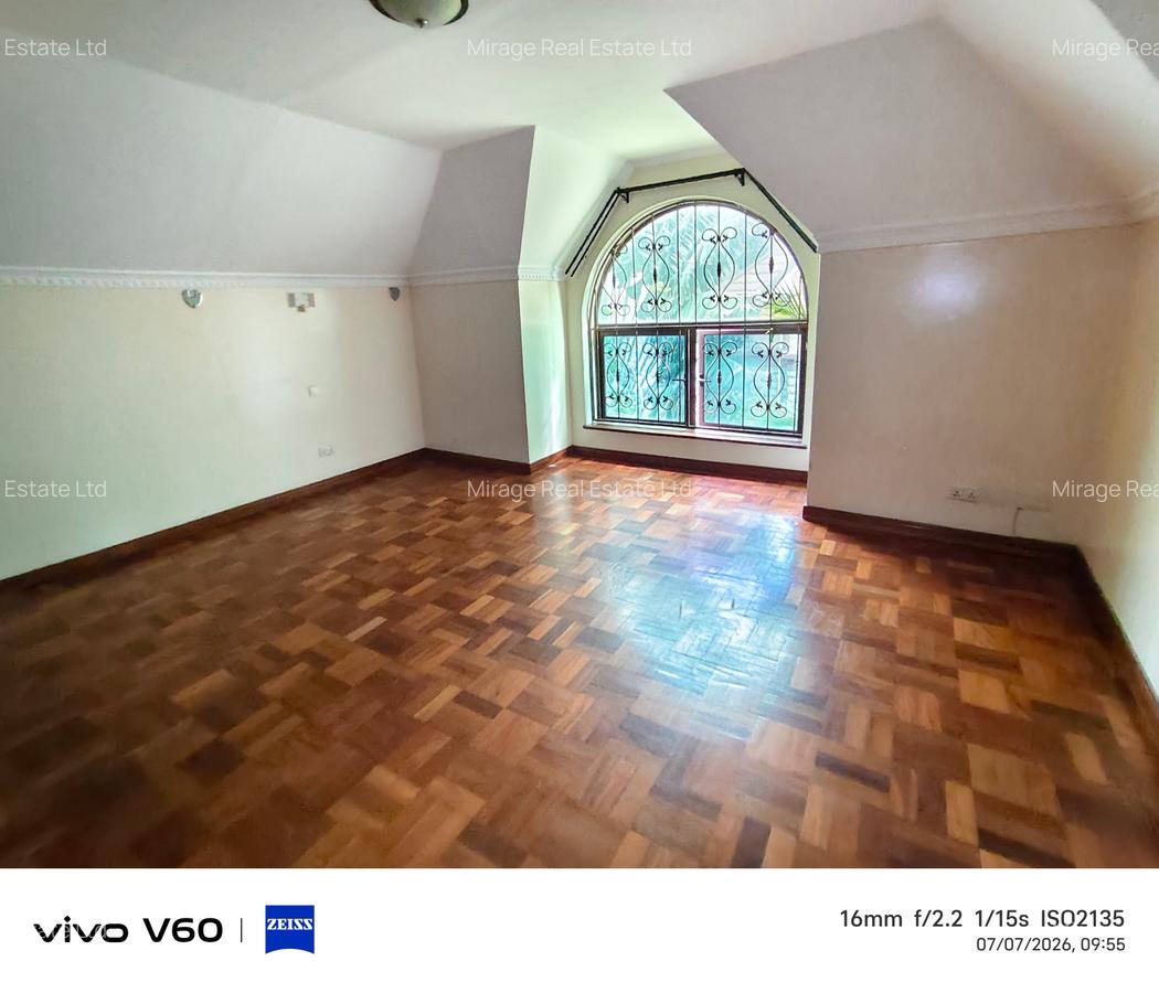 5 Bed Villa with En Suite in Lavington - 12