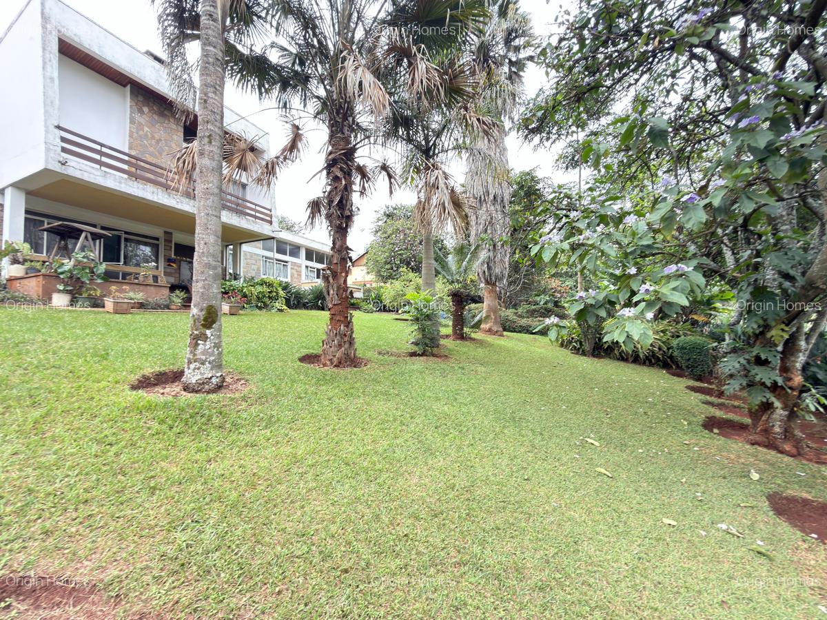 6 Bed House with En Suite at Lavington - 2