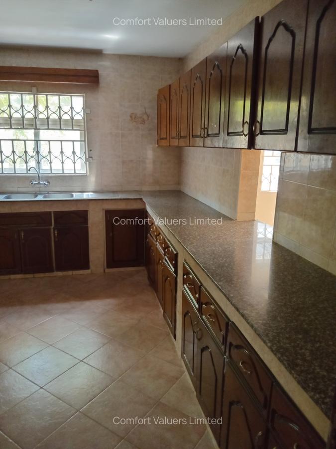 5 Bed Villa with En Suite at Lavington Green - 17