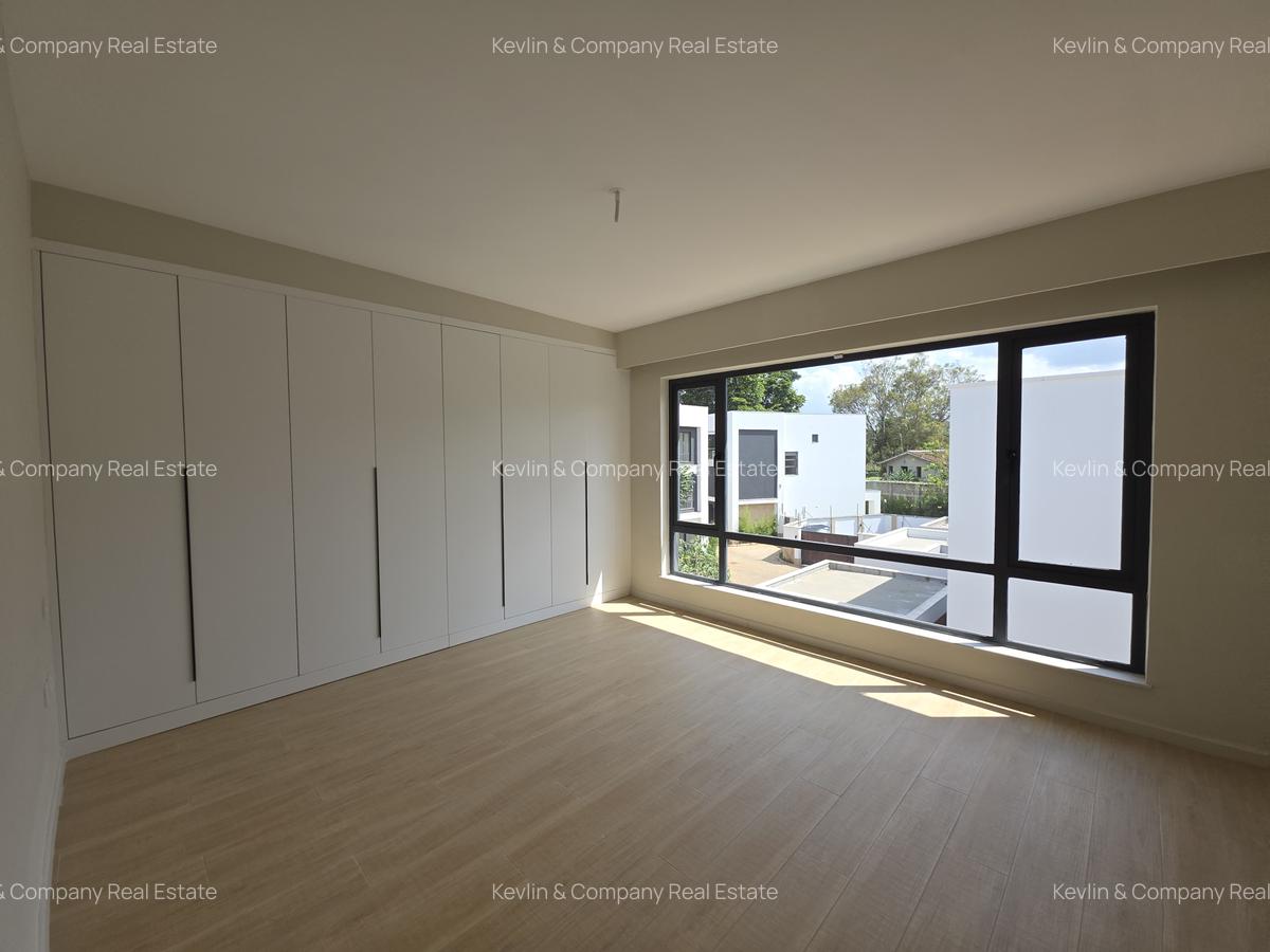 5 Bed Townhouse with En Suite in Kyuna - 12