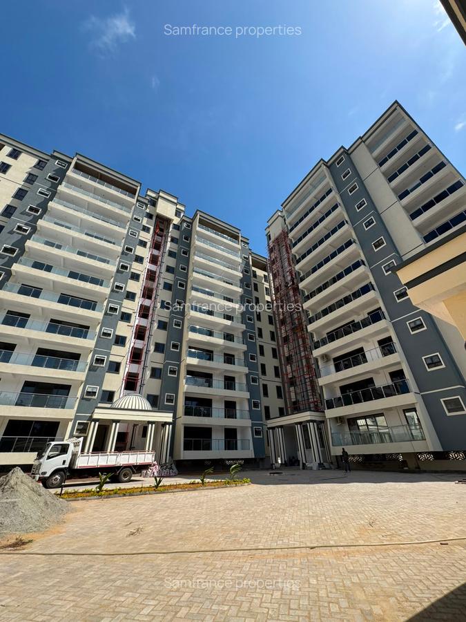 Serviced 3 Bed Apartment with En Suite at Moyne Drive - 1