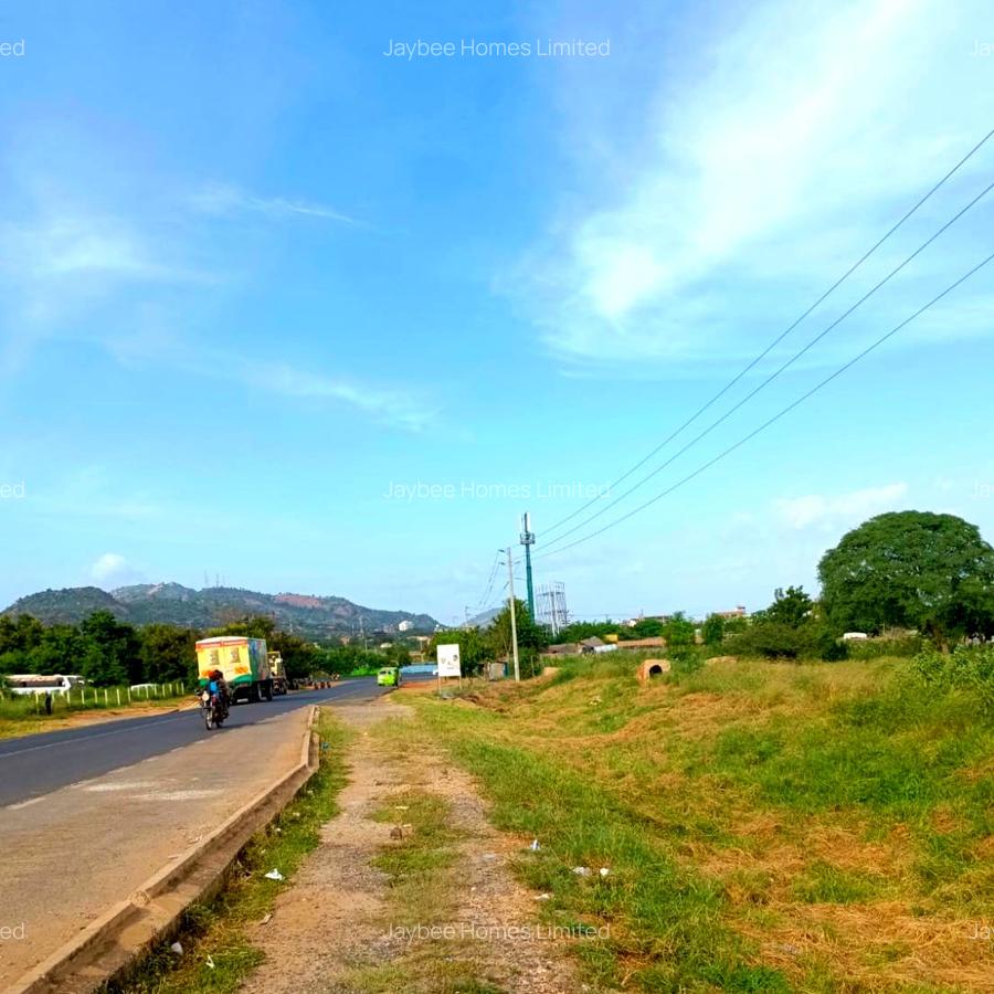 5,000 ft² Land at Voi - 2