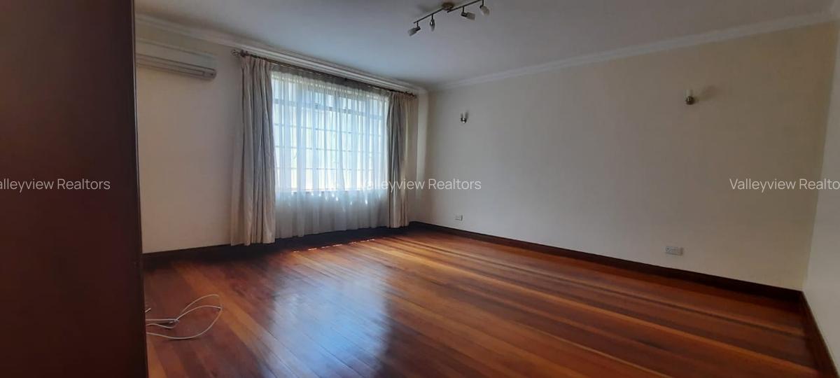 5 Bed Townhouse with En Suite at Lavington - 18