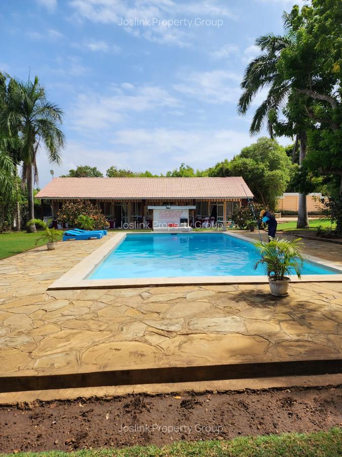 Serviced 10 Bed Apartment with En Suite at Greenwood Drive - 16
